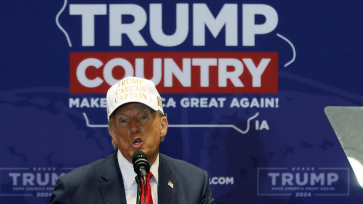 Donald Trump am Sonntagmittag bei seiner letzten Kundgebung in der Kleinstadt Indianola vor der Iowa-Vorwahl am Montag