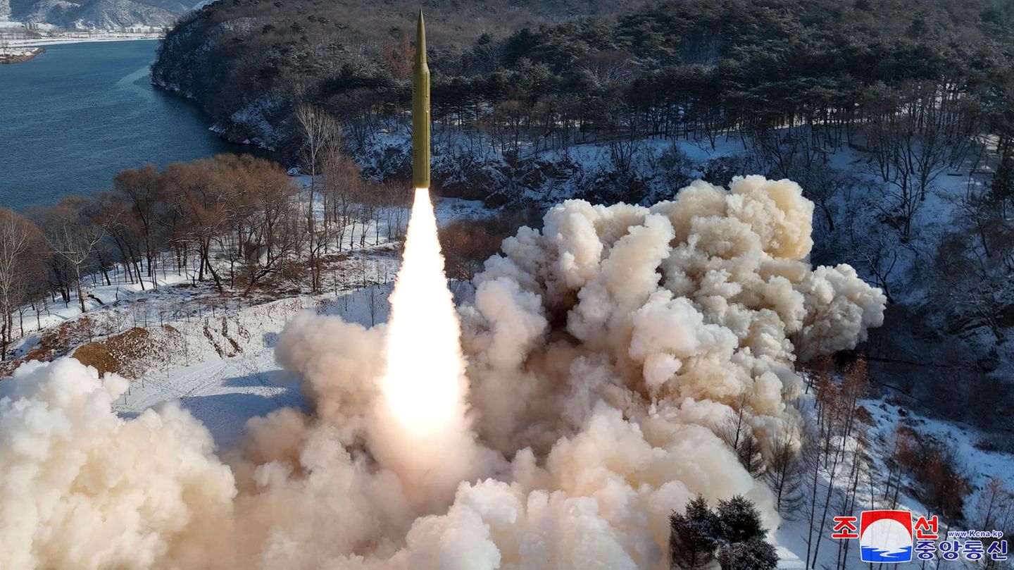 Die Aufnahme der staatlichen nordkoreanischen Nachrichtenagentur KCNA zeigt nach eigenen Angaben den Start einer Feststoff-Mittelstreckenrakete (IRBM). Der Inhalt der Aufnahme kann nicht unabhängig verifiziert werden.