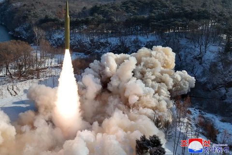 Die Aufnahme der staatlichen nordkoreanischen Nachrichtenagentur KCNA zeigt nach eigenen Angaben den Start einer Feststoff-Mittelstreckenrakete (IRBM). Der Inhalt der Aufnahme kann nicht unabhängig verifiziert werden.
