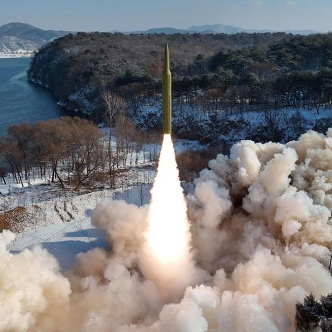 Die Aufnahme der staatlichen nordkoreanischen Nachrichtenagentur KCNA zeigt nach eigenen Angaben den Start einer Feststoff-Mittelstreckenrakete (IRBM). Der Inhalt der Aufnahme kann nicht unabhängig verifiziert werden.