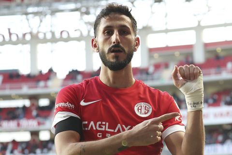 Türkei: Der israelische Fußball-Profi Sagiv Jehezkel zeigt nach seinem Tor die kleine Botschaft
