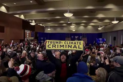 Video: Vorwahlen in Iowa: Klimaaktivisten stören Wahlkampfauftritt von Trump