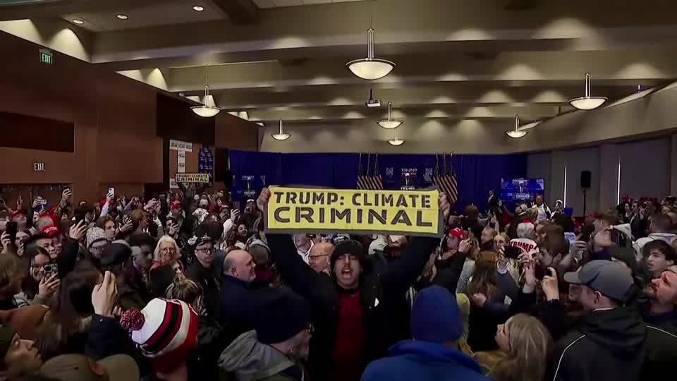 Video: Vorwahlen in Iowa: Klimaaktivisten stören Wahlkampfauftritt von Trump