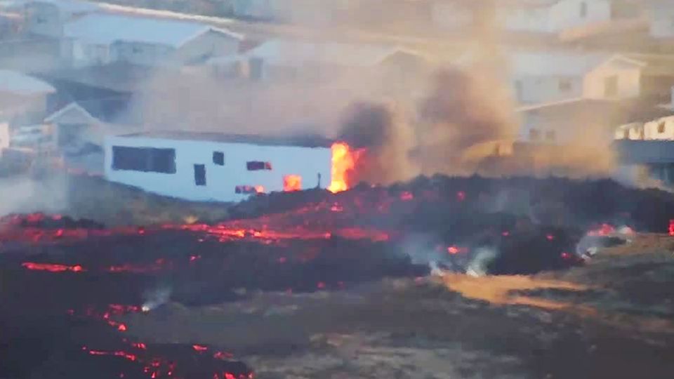 Szenen aus Live-Video: "Schwarzer Tag für ganz Island" – Lava zerstört Häuser in Grindavik Szenen aus Live-Video: "Schwarzer Tag für ganz Island" – Lava zerstört Häuser in Grindavik