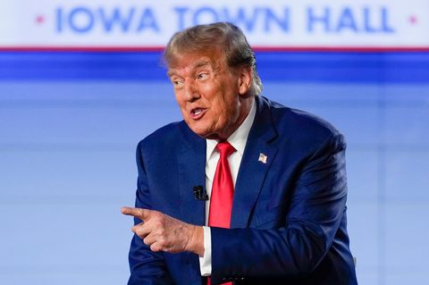 Belässt er es im Falle bei einer Wiederwahl bei nur einer Amtszeit? Ex-Präsident Donald Trump liebäugelt mit deutlich mehr – und würde damit gegen die US-Verfassung verstoßen.