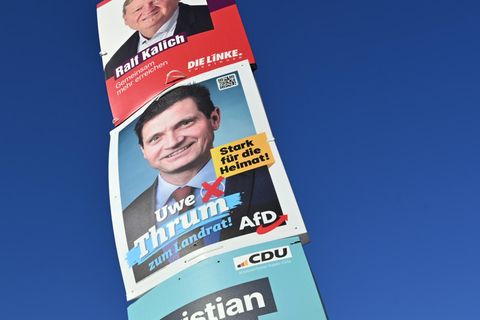 Wahlplakate: Vier Kandidaten stellten sich im Saale-Orla-Kreis in Thüringen zur Wahl des Landrats