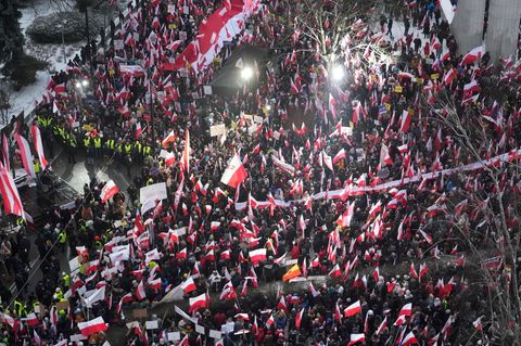 Anhänger der abgewählten rechtsnationalen PiS-Regierung bei einer Demonstration in Warschau am vergangenen Donnerstag
