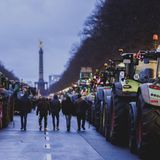 Bauernproteste in Berlin: Fahrzeuge blockieren die Straße