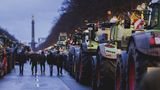Bauernproteste in Berlin: Fahrzeuge blockieren die Straße