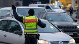 Ein Polizeibeamter navigiert Autos