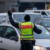 Ein Polizeibeamter navigiert Autos