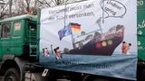 Ein LKW mit rechtem Transparent