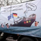 Ein LKW mit rechtem Transparent