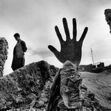 In einer Kabuler Straße ragt eine Hand aus Metall aus dem Boden. Ein Anwohner wurde hier unter seinem Haus verschüttet