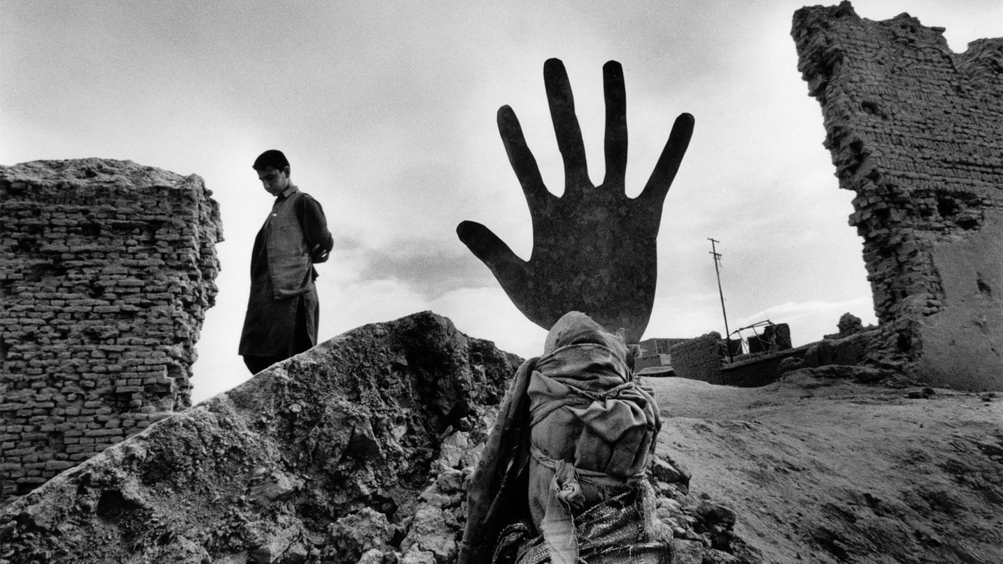 In einer Kabuler Straße ragt eine Hand aus Metall aus dem Boden. Ein Anwohner wurde hier unter seinem Haus verschüttet