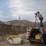 Fotograf Kai Wiedenhöfer fotografiert vom Dach eines Autos aus