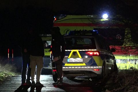 Einsatzkräfte der Polizei, Rettungsdienst und Notarzt sind am Fundort des Autos mit dem toten Jungen im Einsatz