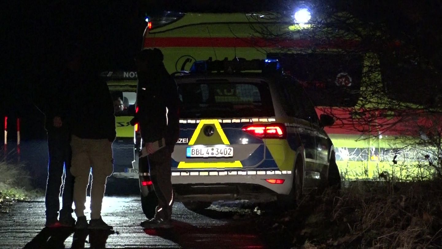 Einsatzkräfte der Polizei, Rettungsdienst und Notarzt sind am Fundort des Autos mit dem toten Jungen im Einsatz