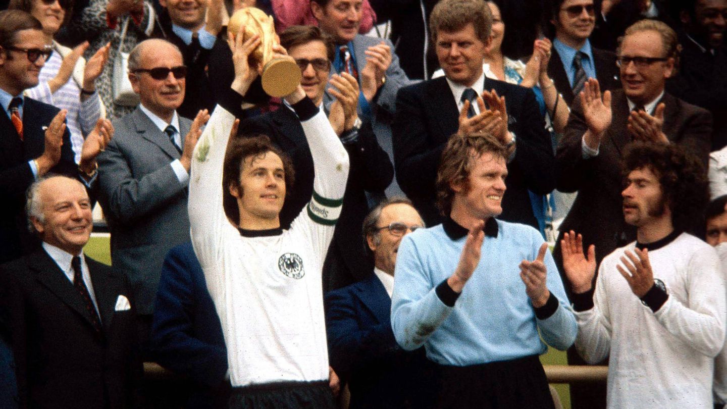 Auf dem Höhepunkt seiner fußballerischen Karriere wurde Franz Beckenbauer 1974 Weltmeister. Schon für die damalige Zeit soll er astronomische Summen verdient haben. Beim FC Bayern München, für den Beckenbauer seinerzeit spielte, strich er laut dem heutigen Aufsichtsratsmitglied Karl-Heinz Rummenigge eine siebenstellige Summe jährlich ein. Und das bei einem Umsatz des Clubs von gerade einmal elf Millionen Mark. Ab 1970 soll Beckenbauer dabei zunächst rund 350.000 Mark verdient haben. Später, zu seiner Zeit bei New York Cosmos, sollen es für drei Jahre sogar sieben Millionen Dollar Grundgehalt gewesen sein. Alles in allem dürfte Beckenbauer so eine niedrige zweistellige Millionensumme in seiner Fußballkarriere verdient haben – brutto und in D-Mark. 