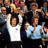 Auf dem Höhepunkt seiner fußballerischen Karriere wurde Franz Beckenbauer 1974 Weltmeister. Schon für die damalige Zeit soll er astronomische Summen verdient haben. Beim FC Bayern München, für den Beckenbauer seinerzeit spielte, strich er laut dem heutigen Aufsichtsratsmitglied Karl-Heinz Rummenigge eine siebenstellige Summe jährlich ein. Und das bei einem Umsatz des Clubs von gerade einmal elf Millionen Mark. Ab 1970 soll Beckenbauer dabei zunächst rund 350.000 Mark verdient haben. Später, zu seiner Zeit bei New York Cosmos, sollen es für drei Jahre sogar sieben Millionen Dollar Grundgehalt gewesen sein. Alles in allem dürfte Beckenbauer so eine niedrige zweistellige Millionensumme in seiner Fußballkarriere verdient haben – brutto und in D-Mark. 