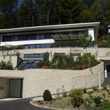 Einen Großteil Teil seines Vermögens soll Beckenbauer in Immobilien investiert haben, wie etwa seine 687 Quadratmeter große Villa im Salzburger Stadtteil Parsch (Foto). Daneben soll er 2005 für 7,75 Millionen Euro ein Anwesen in Kitzbühel/Tirol gekauft haben. Seine Frau Heidi erwarb laut "Bunte" ein Holzhaus in Obertauern für eine Million Euro. Doch nicht nur Wohnhäuser gehörten zum Besitz des ehemaligen Fußballstars: Beckenbauer besaß laut "Bild" auch ein Boots- und Badehaus am Wolfgangsee in St. Gilgen für 750.000 Euro und ein dazugehöriges Boot für 56.000 Euro.