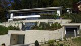 Einen Großteil Teil seines Vermögens soll Beckenbauer in Immobilien investiert haben, wie etwa seine 687 Quadratmeter große Villa im Salzburger Stadtteil Parsch (Foto). Daneben soll er 2005 für 7,75 Millionen Euro ein Anwesen in Kitzbühel/Tirol gekauft haben. Seine Frau Heidi erwarb laut "Bunte" ein Holzhaus in Obertauern für eine Million Euro. Doch nicht nur Wohnhäuser gehörten zum Besitz des ehemaligen Fußballstars: Beckenbauer besaß laut "Bild" auch ein Boots- und Badehaus am Wolfgangsee in St. Gilgen für 750.000 Euro und ein dazugehöriges Boot für 56.000 Euro.
