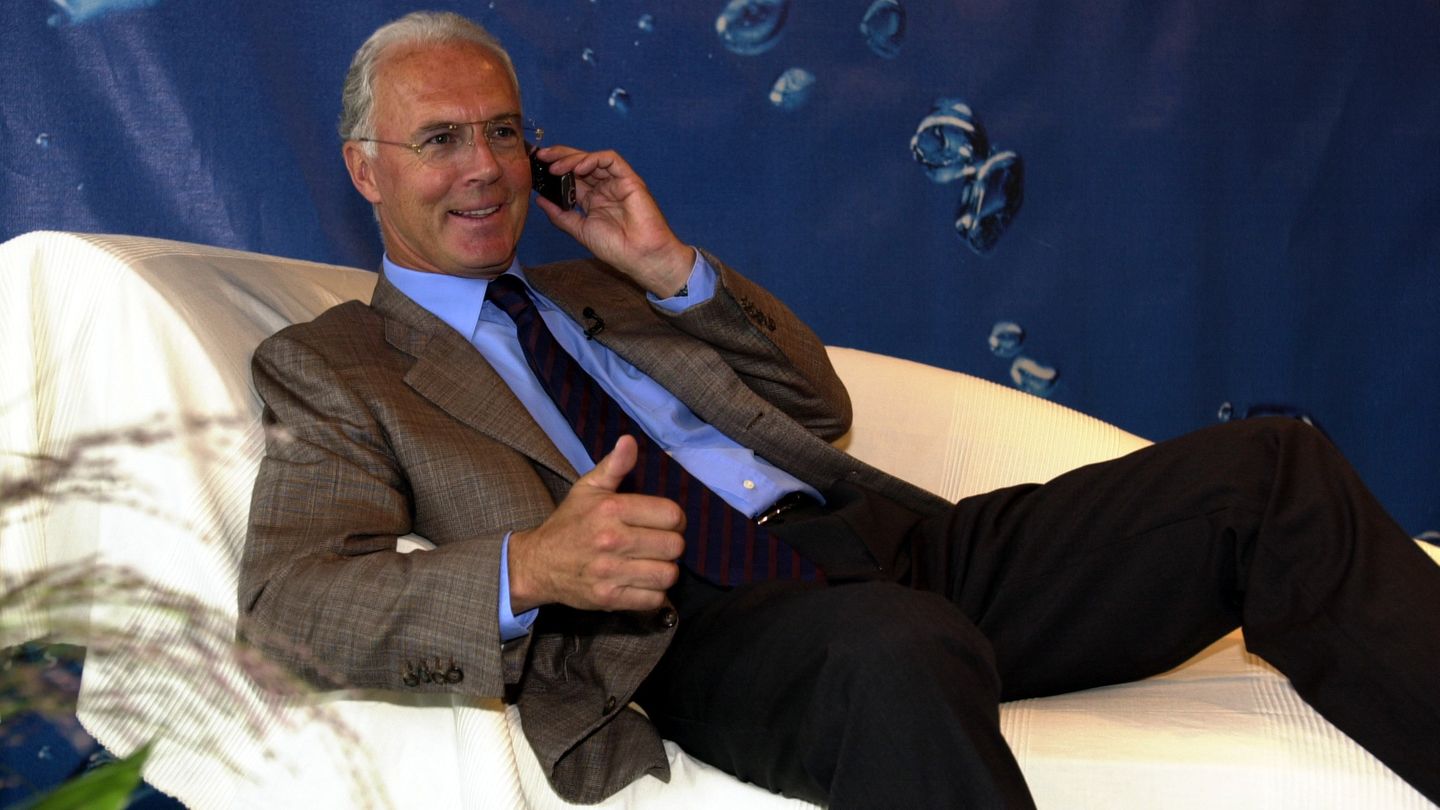 Beckenbauer als Werbeträger Den Großteil seines heutigen Vermögens hat Beckenbauer nach seiner aktiven Fußballerzeit erzielt. Vor allem durch Werbung und Medienverträge. In seinen besten Jahren rund um die Weltmeisterschaft 2006 soll Beckenbauer bis zu zehn Millionen Euro brutto eingenommen haben. 2012 hatte er sieben aktive Partnerschaften. Die Anzahl an Verträgen war außergewöhnlich. Normalerweise gilt, dass die Werbewirkung bei mehr als drei Marken verloren gehen würde. Aber: "Die Leute glauben ihm alles", sagte Trainer Otto Rehagel einmal über Beckenbauer. Zu den wichtigsten Werbepartnern gehörten dabei Adidas, die mit der "Kaiser 5"-Serie eine Hommage an Beckenbauer geschaffen haben, Erdinger, Mercedes-Benz und – wie auf dem Foto zu sehen – für O2. Im Werbespot für den einstigen Telefonanbieter E-Plus prägte der Kaiser den Satz: "Ja, is denn heut scho' Weihnachten?".