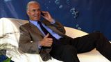 Den Großteil seines heutigen Vermögens hat Beckenbauer nach seiner aktiven Fußballerzeit erzielt. Vor allem durch Werbung und Medienverträge. In seinen besten Jahren rund um die Weltmeisterschaft 2006 soll Beckenbauer bis zu zehn Millionen Euro brutto eingenommen haben. 2012 hatte er sieben aktive Partnerschaften. Die Anzahl an Verträgen war außergewöhnlich. Normalerweise gilt, dass die Werbewirkung bei mehr als drei Marken verloren gehen würde. Aber: "Die Leute glauben ihm alles", sagte Trainer Otto Rehagel einmal über Beckenbauer. Zu den wichtigsten Werbepartnern gehörten dabei Adidas, die mit der "Kaiser 5"-Serie eine Hommage an Beckenbauer geschaffen haben, Erdinger, Mercedes-Benz und – wie auf dem Foto zu sehen – für O2. Im Werbespot für den einstigen Telefonanbieter E-Plus prägte der Kaiser den Satz: "Ja, is denn heut scho' Weihnachten?".