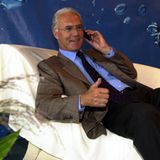 Den Großteil seines heutigen Vermögens hat Beckenbauer nach seiner aktiven Fußballerzeit erzielt. Vor allem durch Werbung und Medienverträge. In seinen besten Jahren rund um die Weltmeisterschaft 2006 soll Beckenbauer bis zu zehn Millionen Euro brutto eingenommen haben. 2012 hatte er sieben aktive Partnerschaften. Die Anzahl an Verträgen war außergewöhnlich. Normalerweise gilt, dass die Werbewirkung bei mehr als drei Marken verloren gehen würde. Aber: "Die Leute glauben ihm alles", sagte Trainer Otto Rehagel einmal über Beckenbauer. Zu den wichtigsten Werbepartnern gehörten dabei Adidas, die mit der "Kaiser 5"-Serie eine Hommage an Beckenbauer geschaffen haben, Erdinger, Mercedes-Benz und – wie auf dem Foto zu sehen – für O2. Im Werbespot für den einstigen Telefonanbieter E-Plus prägte der Kaiser den Satz: "Ja, is denn heut scho' Weihnachten?".