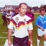 Ein Teil seines Geldes gab Franz Beckenbauer in eine Stiftung. Die Franz-Beckenbauer-Stiftung sitzt in München, ist gemeinnützig und soll Menschen mit Behinderung sowie diejenigen fördern, die krank oder unverschuldet in Not geraten sind. Beckenbauer hatte die Stiftung nach seiner Profi-Karriere im Mai 1982 gegründet. Als Stiftungskapital zahlte er damals eine Million DM ein. Das Foto zeigt Beckenbauer bei einer Wiederauflage des WM-Spiels zwischen der BRD und der DDR im Juli 1993. Im Hintergrund zu sehen sind die beiden Torhüter Sepp Maier (l.) und Jürgen Croy.