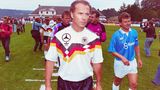 Ein Teil seines Geldes gab Franz Beckenbauer in eine Stiftung. Die Franz-Beckenbauer-Stiftung sitzt in München, ist gemeinnützig und soll Menschen mit Behinderung sowie diejenigen fördern, die krank oder unverschuldet in Not geraten sind. Beckenbauer hatte die Stiftung nach seiner Profi-Karriere im Mai 1982 gegründet. Als Stiftungskapital zahlte er damals eine Million DM ein. Das Foto zeigt Beckenbauer bei einer Wiederauflage des WM-Spiels zwischen der BRD und der DDR im Juli 1993. Im Hintergrund zu sehen sind die beiden Torhüter Sepp Maier (l.) und Jürgen Croy.
