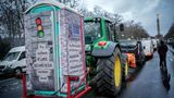 Nach Polizeiangaben waren am frühen Morgen mehrere Fahrzeuge aufgefallen, die mit Fäkalien beladen waren. "In Absprache mit der Versammlungsleiterin werden die Fahrzeuge von der Anfahrt ausgeschlossen", erklärte die Polizei.