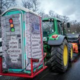 Nach Polizeiangaben waren am frühen Morgen mehrere Fahrzeuge aufgefallen, die mit Fäkalien beladen waren. "In Absprache mit der Versammlungsleiterin werden die Fahrzeuge von der Anfahrt ausgeschlossen", erklärte die Polizei.