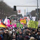 Protestierende vor dem Brandenburger Tor