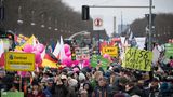 Protestierende vor dem Brandenburger Tor
