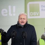Joachim Rukwied, Präsident des Deutschen Bauernverbandes, spricht während einer Protestdemonstration vor dem Brandenburger Tor.