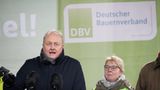Joachim Rukwied, Präsident des Deutschen Bauernverbandes, spricht während einer Protestdemonstration vor dem Brandenburger Tor.