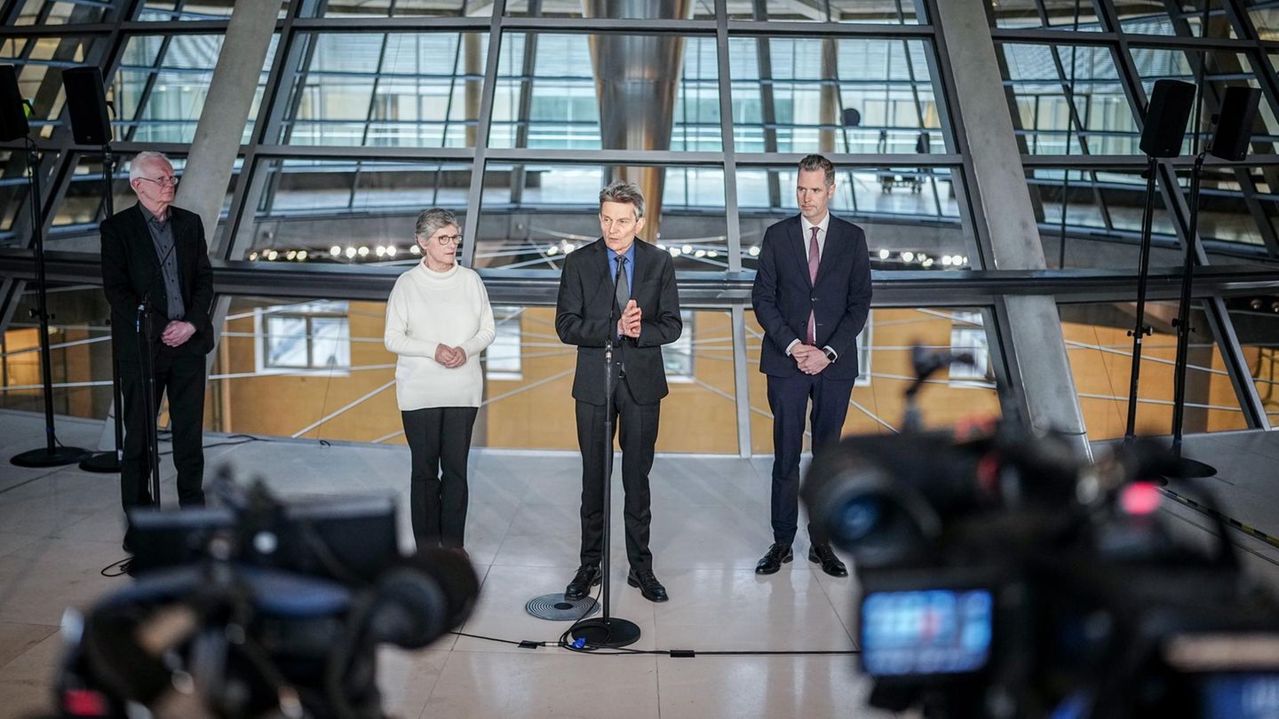 Die Fraktionsspitzen der Ampelregierung, Britta Haßelmann (Grüne), Rolf Mützenich (SPD) und Christian Dürr (FDP)