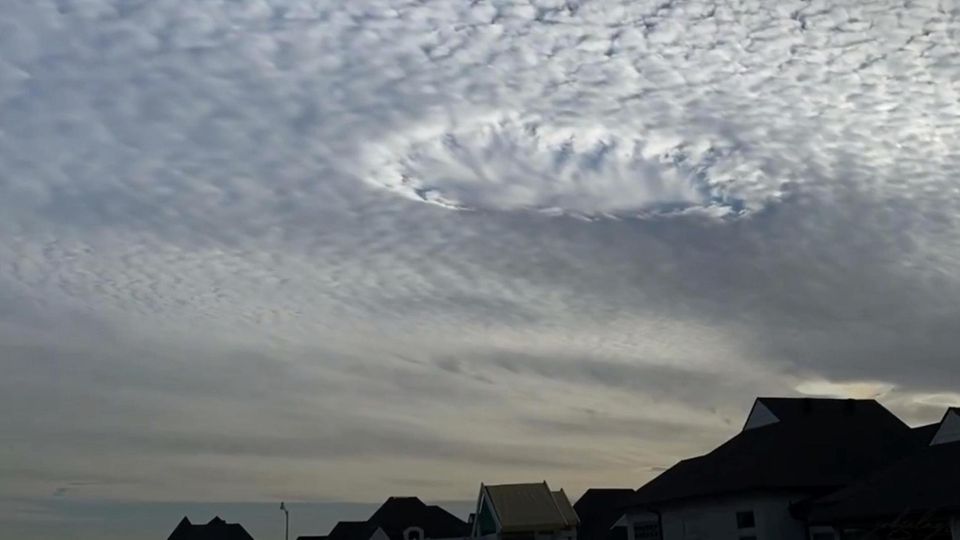 Seltenes Wetterphänomen: Mysteriöse Löcher in der Wolkendecke Seltenes Wetterphänomen: Mysteriöse Löcher in der Wolkendecke