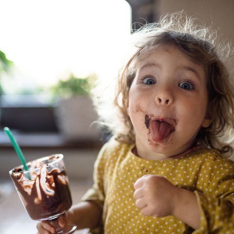 Kind mit Pudding im Gesicht