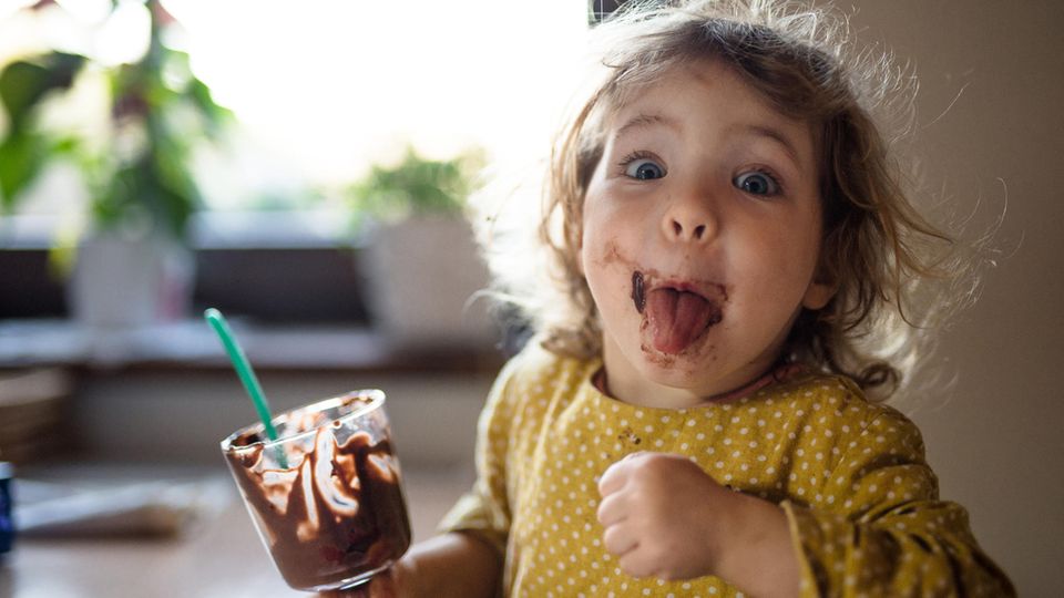 Kind mit Pudding im Gesicht