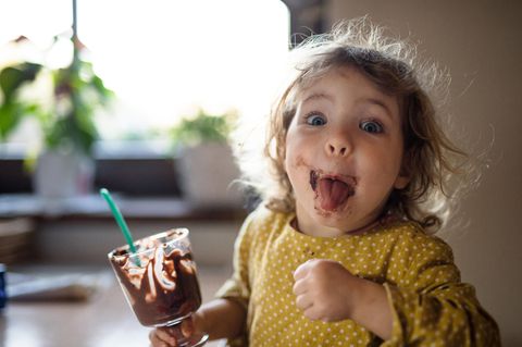 Kind mit Pudding im Gesicht