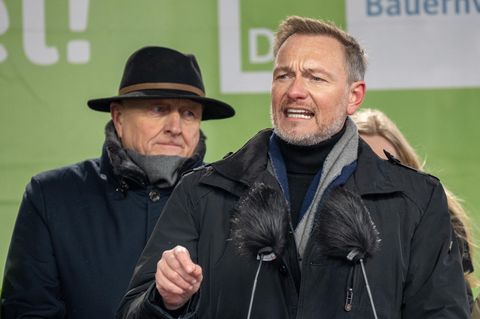 Rede bei Bauern-Demo: Lindner schreit gegen Buhrufe an: "Alle müssen ihren Beitrag leisten"