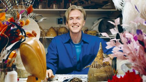 Hutdesigner Philip Treacy in seiner Werkstatt in London