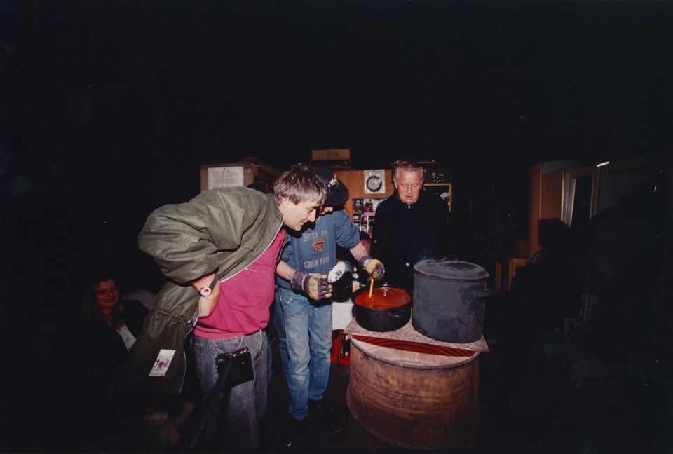 Deceased stern photographer: Her fate was close to him: Mihály Moldvay supplies Serbian bean soup to homeless people in Hamburg, in the background stern author Kai Hermann Their fate was close to him: Mihály Moldvay supplies Serbian bean soup to homeless people in Hamburg, with star author Kai Hermann in the background