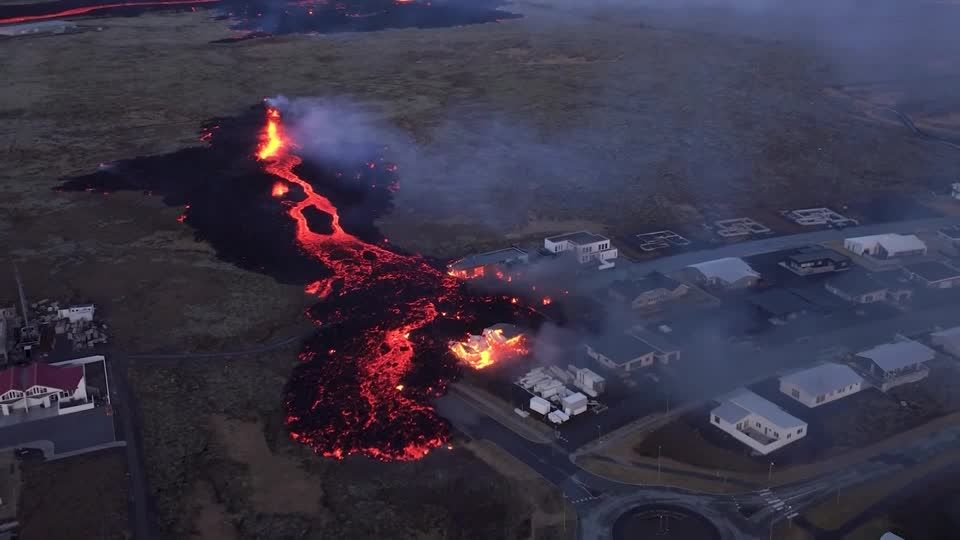 Video: Schaurig-schönes Feuerspiel auf Island