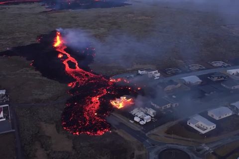 Video: Schaurig-schönes Feuerspiel auf Island