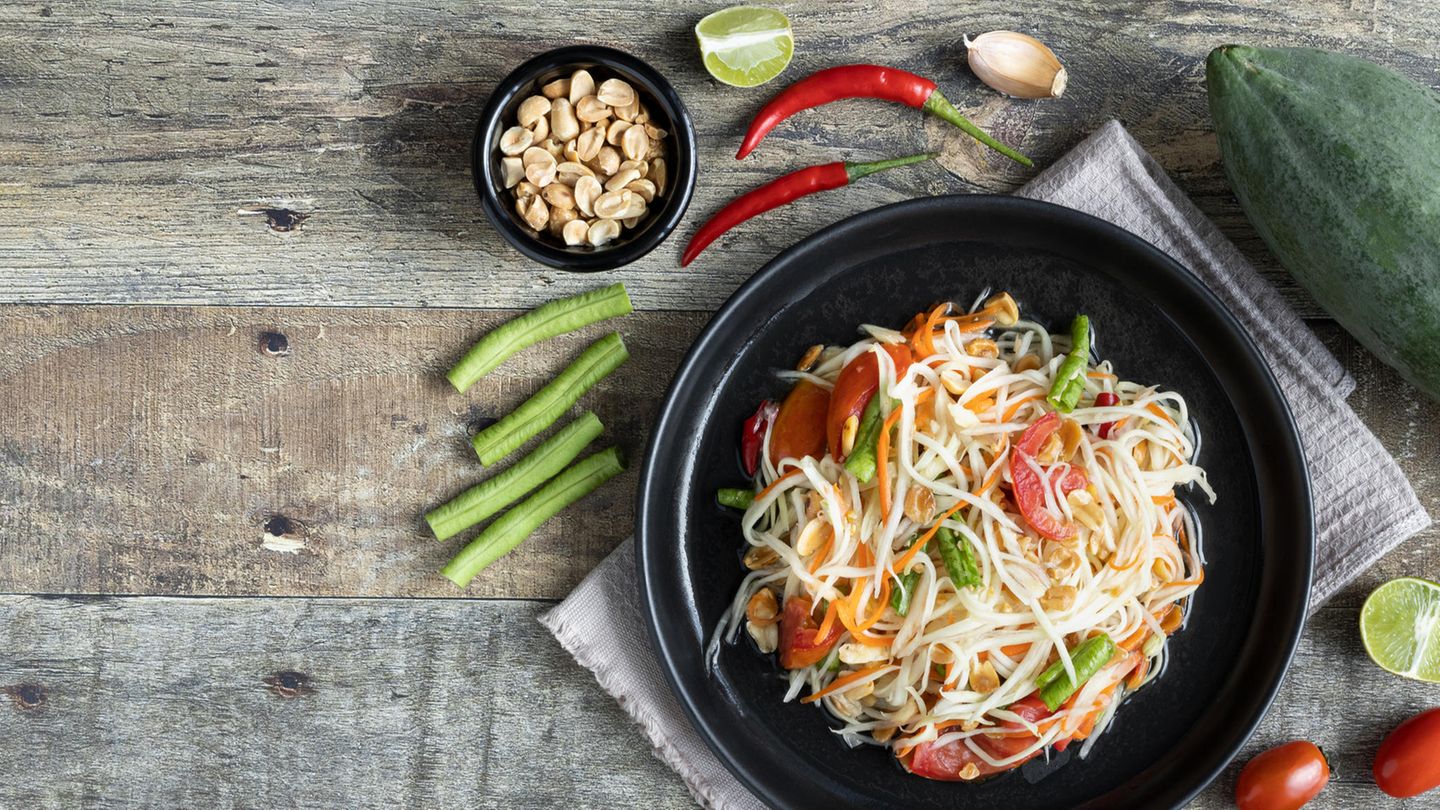 Gesunde Feierabendküche : Frisch, einfach, lecker: Rezept für einen asiatischen Crunch Salat mit würzigem Erdnussdressing