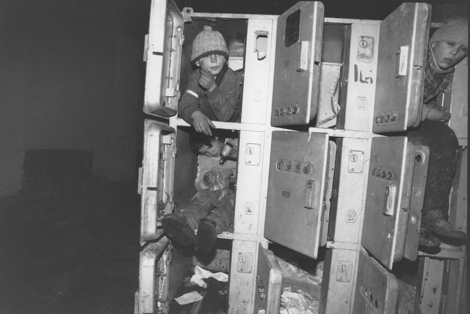 Deceased stern photographer: Children living in lockers - from a stern report on homeless people in Bucharest in 1991 Children living in lockers - from a Stern report about homeless people in Bucharest in 1991