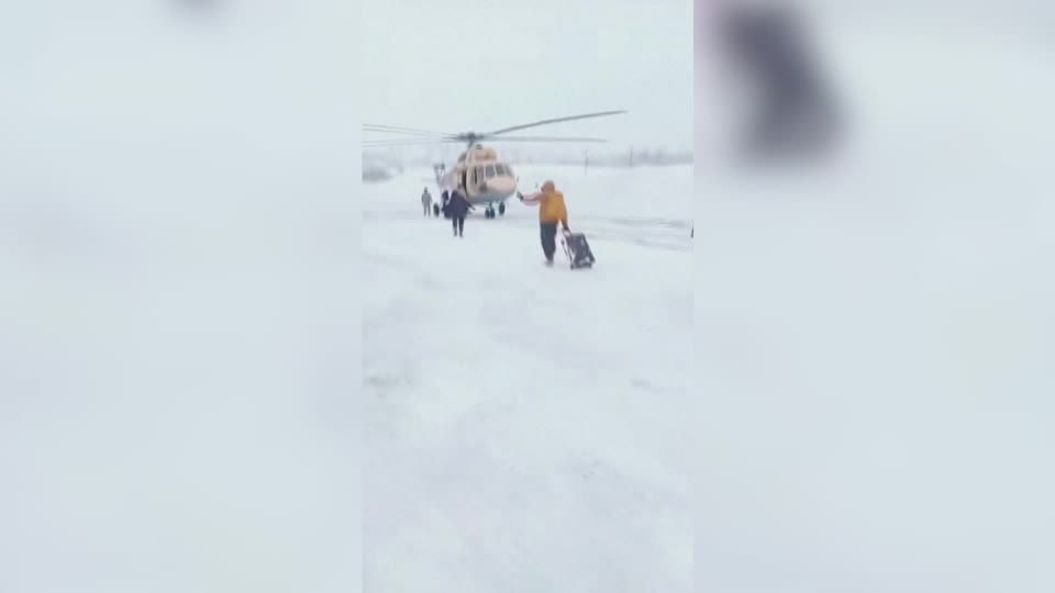 Video: Von Schneemassen überrascht: Da hilft nur noch der Hubschrauber Video: Von Schneemassen überrascht: Da hilft nur noch der Hubschrauber